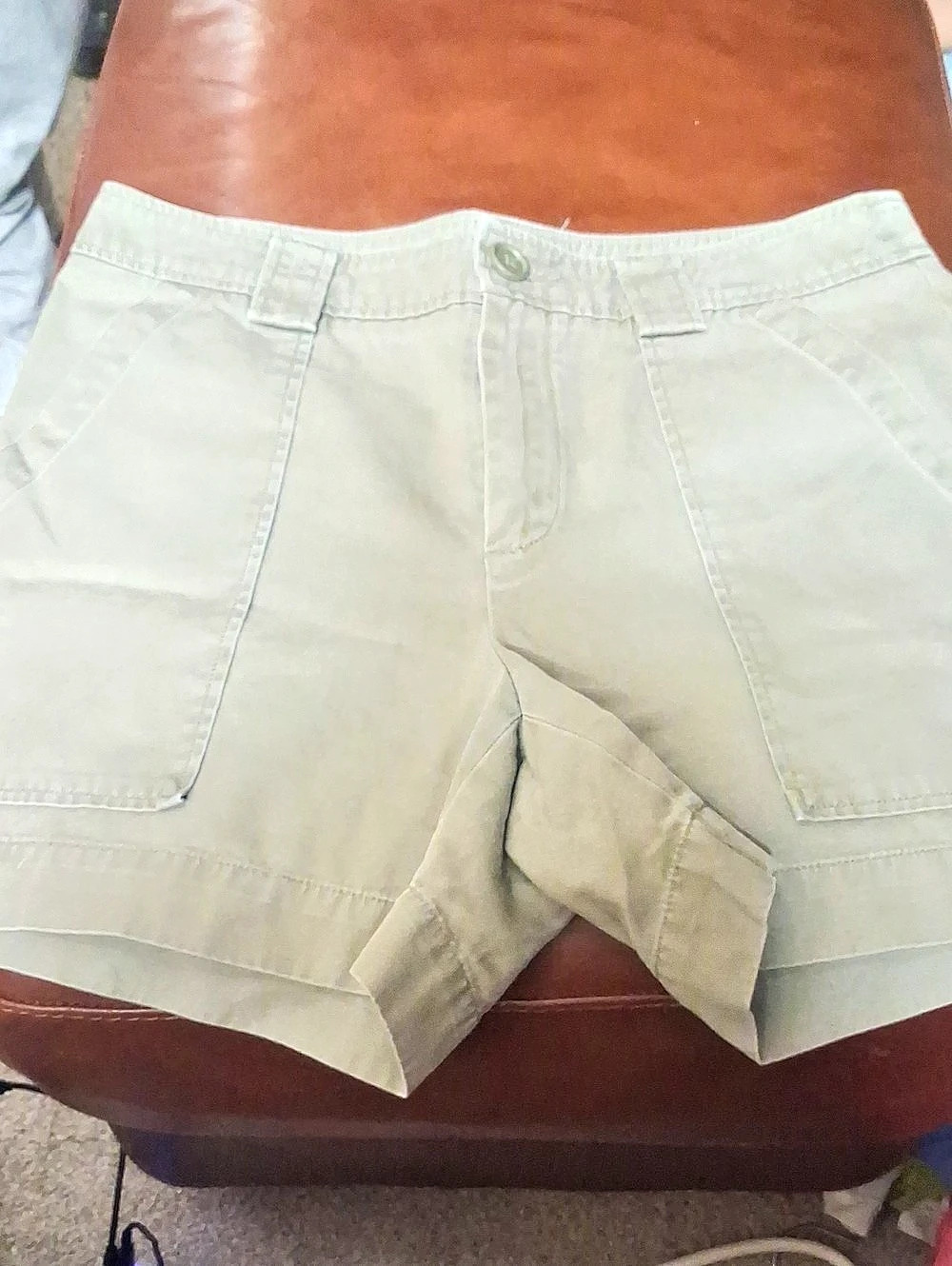 Gap Women's Bermuda Shorts in Green Like New